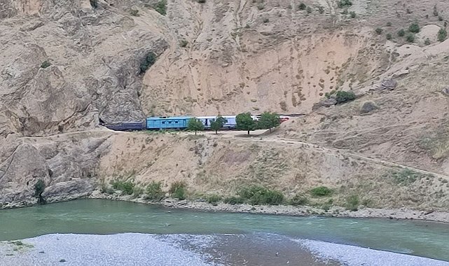 Elazığ'da trenin çarptığı işçiler ağır yaralandı