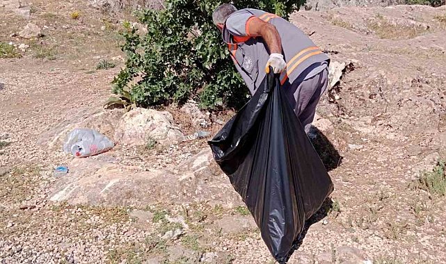 Elazığ'da turizm bölgesine atılan çöpler ekipler tarafından toplandı