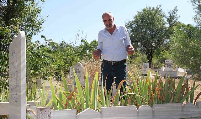 Elazığ'da vatandaşlar arife günü mezarlıklara akın etti