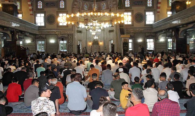 Elazığ'da vatandaşlar, bayram namazı için camilere akın etti