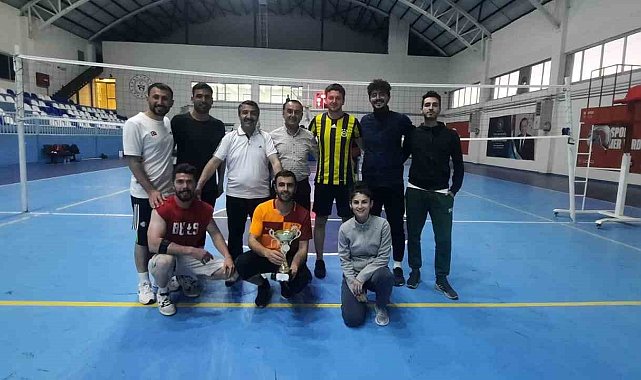 Eleşkirt'te Voleybol Turnuvasında Şampiyon Ergözü Ortaokulu