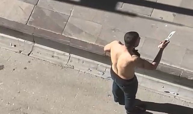 Elinde bıçakla yarı çıplak caddeye çıktı: Kimse ne olduğunu anlayamadı