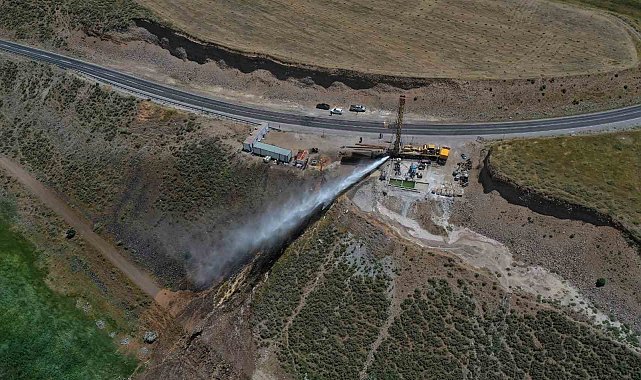 Erciş'te 750 metrede jeotermal su bulundu