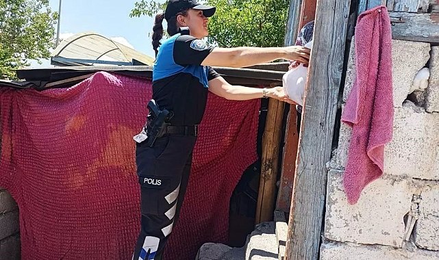 Erzincan polisi ihtiyaç sahibi ailelere kurban eti dağıttı