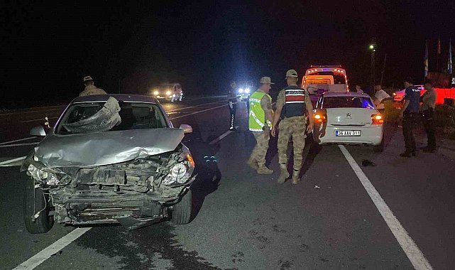 Erzincan'da iki otomobilin çarpıştığı kazada 12 kişi yaralandı