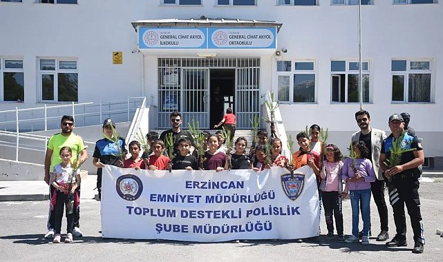 Erzincan'da polisler çocuklarla fidan dikti