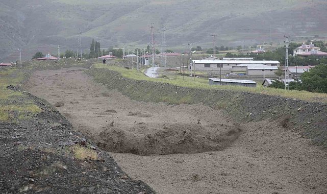 Erzincan'da sağanak sonrası derelerden sel geldi