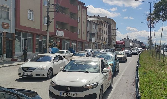 Erzurum-Erzincan karayolunda bayram yoğunluğu