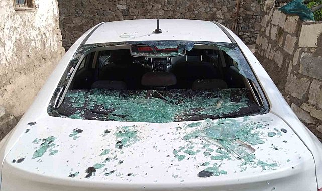 Fırtına etkili oldu, çatıdan uçan güneş enerji paneli aracın üzerine düştü