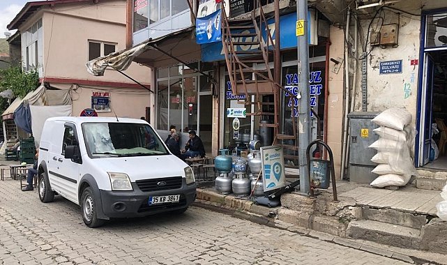 Fren yerine gaza basınca oturanların arasına daldı