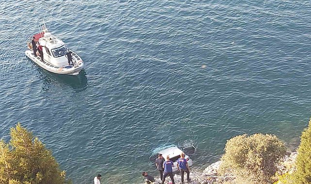 Gevaş'ta araç göle uçtu: 2 ölü