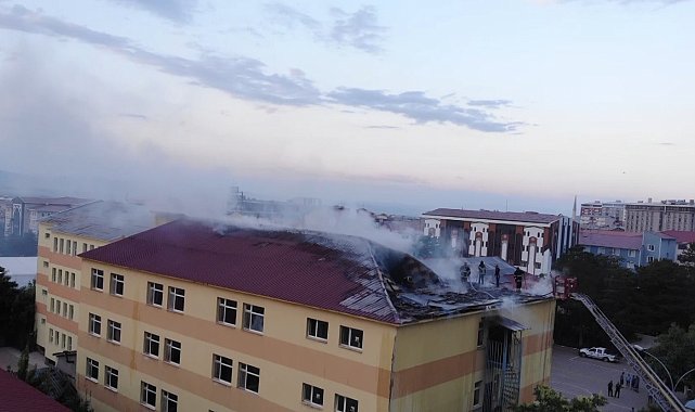 Güneş panellerinden kendi elektriğini üreten okulun çatısında yangın çıktı