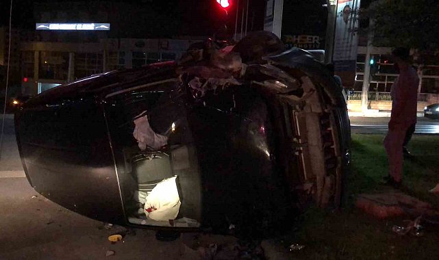 Hafif ticari araç yan yattı, emniyet kemeri hayat kurtardı