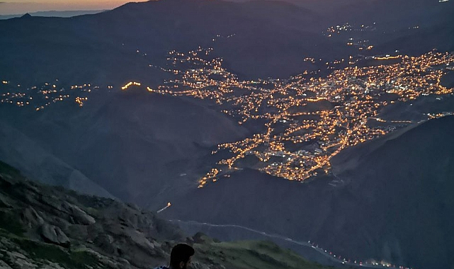 Hakkari'de dağcılar Sümbül Dağı'na tırmandı