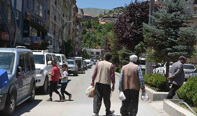 Hakkari'nin en işlek caddesi bayram için trafiğe kapatıldı
