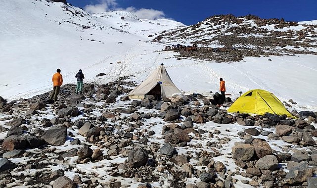 Haziranda da zirvesi beyazla kaplı olan Ağrı Dağı dağcıları ağırladı