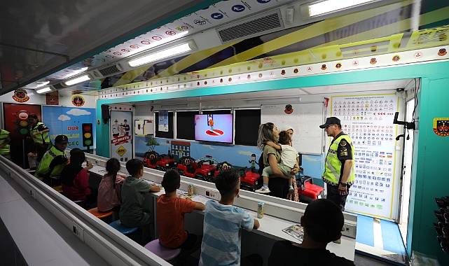 Iğdır'da jandarmanın mobil eğitim tırında vatandaşlara trafik eğitimi veriliyor