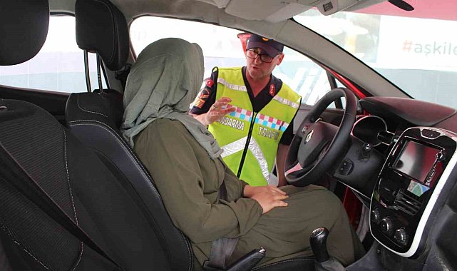Iğdır'da Jandarma Mobil Eğitim Tırı ve Emniyet Kemeri Simülasyon Aracı ile Uygulamalı Trafik Eğitimi