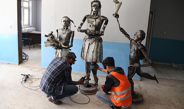 Iğdırlı öğretmen, hurdalardan "öğretmen ve öğrenci" heykelleri yapıyor