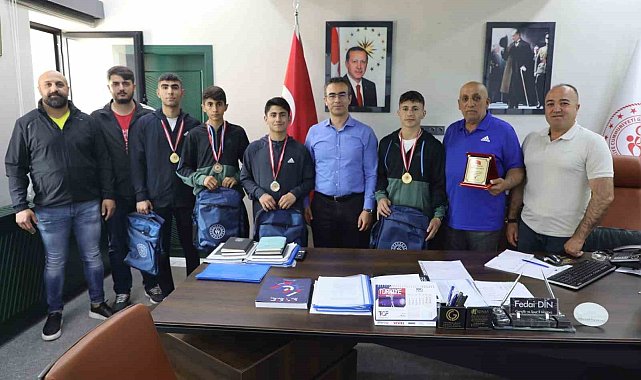İl Müdürü Din, Ağrılı boksörleri tebrik etti