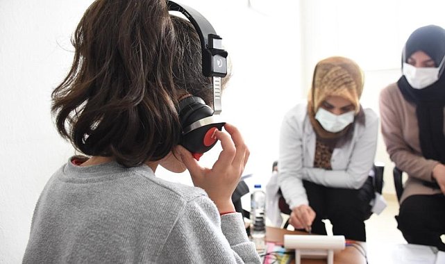 İlkokul öğrencileri işitme tarama testinden geçiriliyor