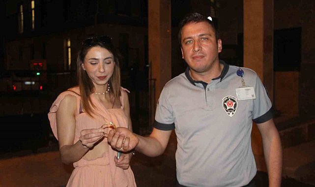 İnsanlık ölmemiş dedirten davranış: Yerde bulduğu bileziği sahibine teslim etti