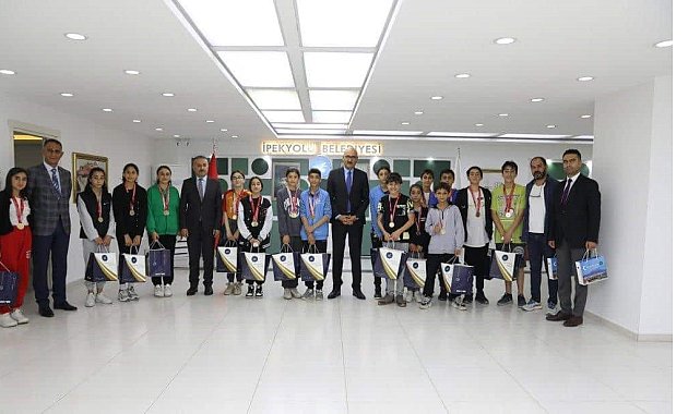 İpekyolu'nun başarılı öğrencileri ödüllendirildi