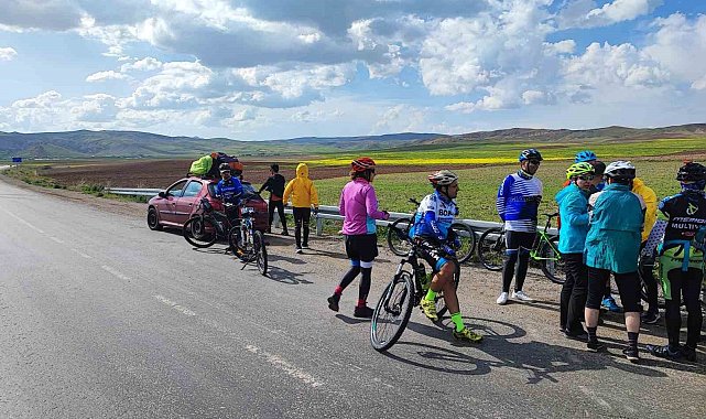 İranlı turistler Van Gölü'ne dikkat çekmek için pedal çevirdi