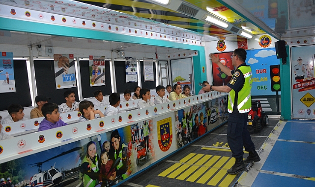 Jandarma Genel Komutanlığı ekipleri Ağrı'da öğrencilere trafik eğitimi verdi