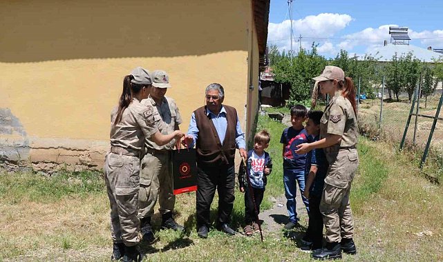 Jandarma, köyün en yaşlısının babalar gününü kutladı