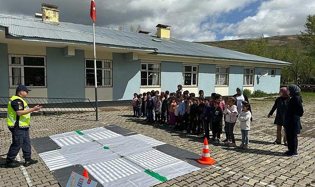 Jandarmadan öğrencilere uygulamalı trafik eğitimi