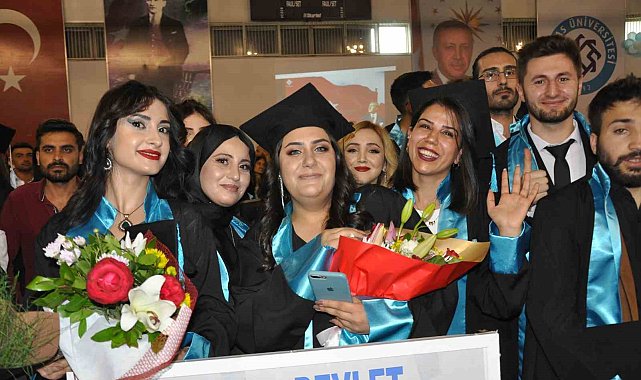 Kafkas Üniversitesi'nde mezuniyet coşkusu