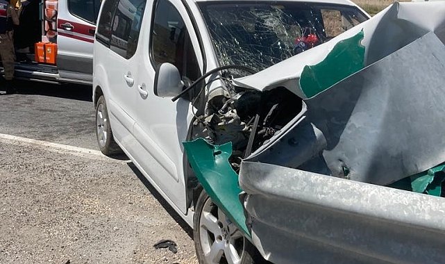 Kamyonet bariyerlere saplandı: 3 yaralı