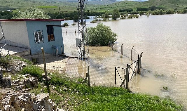 Karasu Nehri taştı, ekili tarlalar sular altında kaldı