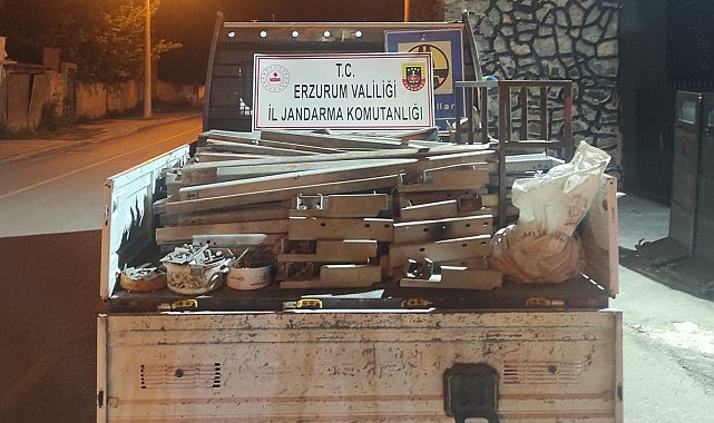 Karayollarına ait bariyeleri çalan hırsızlara Jandarma'dan suçüstü