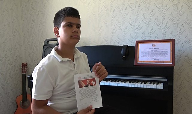 Karnesini alan kusursuz kulak piyanonun başına geçerek kendi bestelerini çaldı