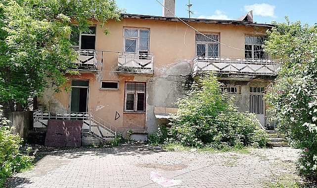 Kars Belediyesi'ne ait eski konut bakımsızlıktan yıkılıyor