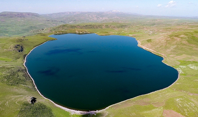 Kars'ta 2 bin 300 rakımdaki Aygır Gölü havadan görüntülendi