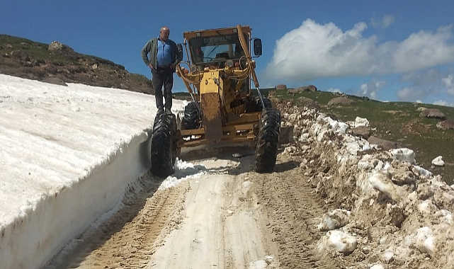 Kars'ta 2 bin 700 rakımda yaz mevsiminde karla mücadele devam ediyor