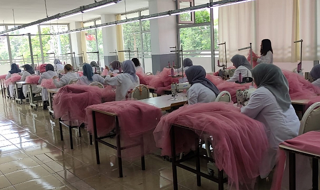 Kars'ta açılan tekstil atölyesi 350 kişiye istihdam kapısı olacak