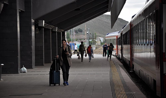 Kars'ta bavulu kapan gar binasının yolunu tuttu