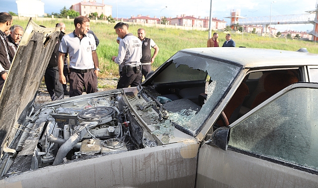 Kars'ta hastane bahçesinde seyir halindeki otomobil yandı