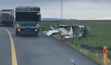Kars'ta kamyon devrildi, gıda maddeleri etrafa savruldu