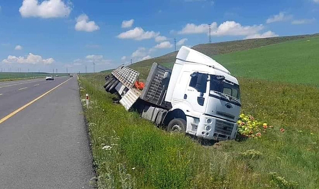 Kars'ta karpuz yüklü tır devrildi