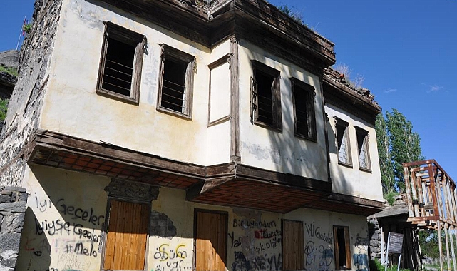 Kars'ta paşa konağı yok oluyor