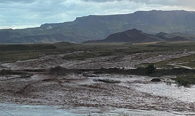 Kars'ta sel nedeniyle köy yolları ulaşıma kapandı, araziler zarar gördü