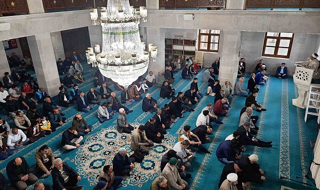 Kars'ta bayram namazında camiler doldu taştı