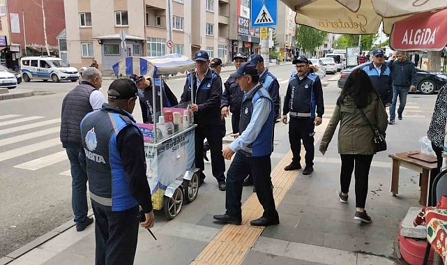 Kars'ta belediyeden kaldırım işgallerine müdahale