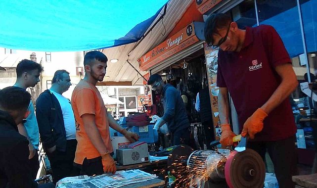 Kars'ta bıçaklar kurbanlıklar için bileniyor