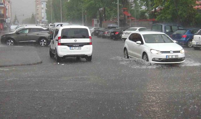 Kars'ta cadde ve sokaklar sular altında kaldı